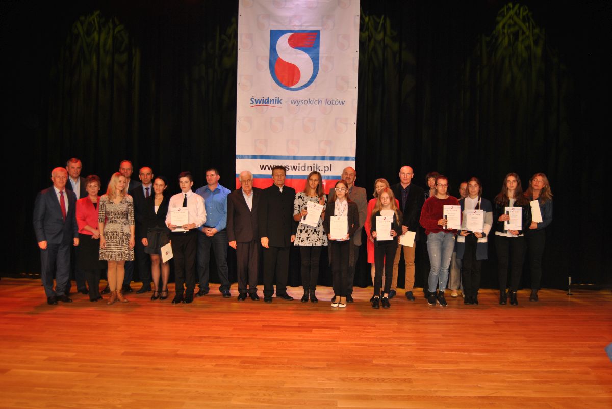 Uroczystość wręczenia stypendiów Burmistrza Świdnika … 36 uczniów z Bronka wśród wyróżnionych
