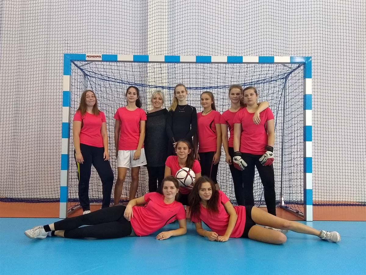Piłka nożna halowa – drużyna dziewcząt z ILO z awansem do rejonu