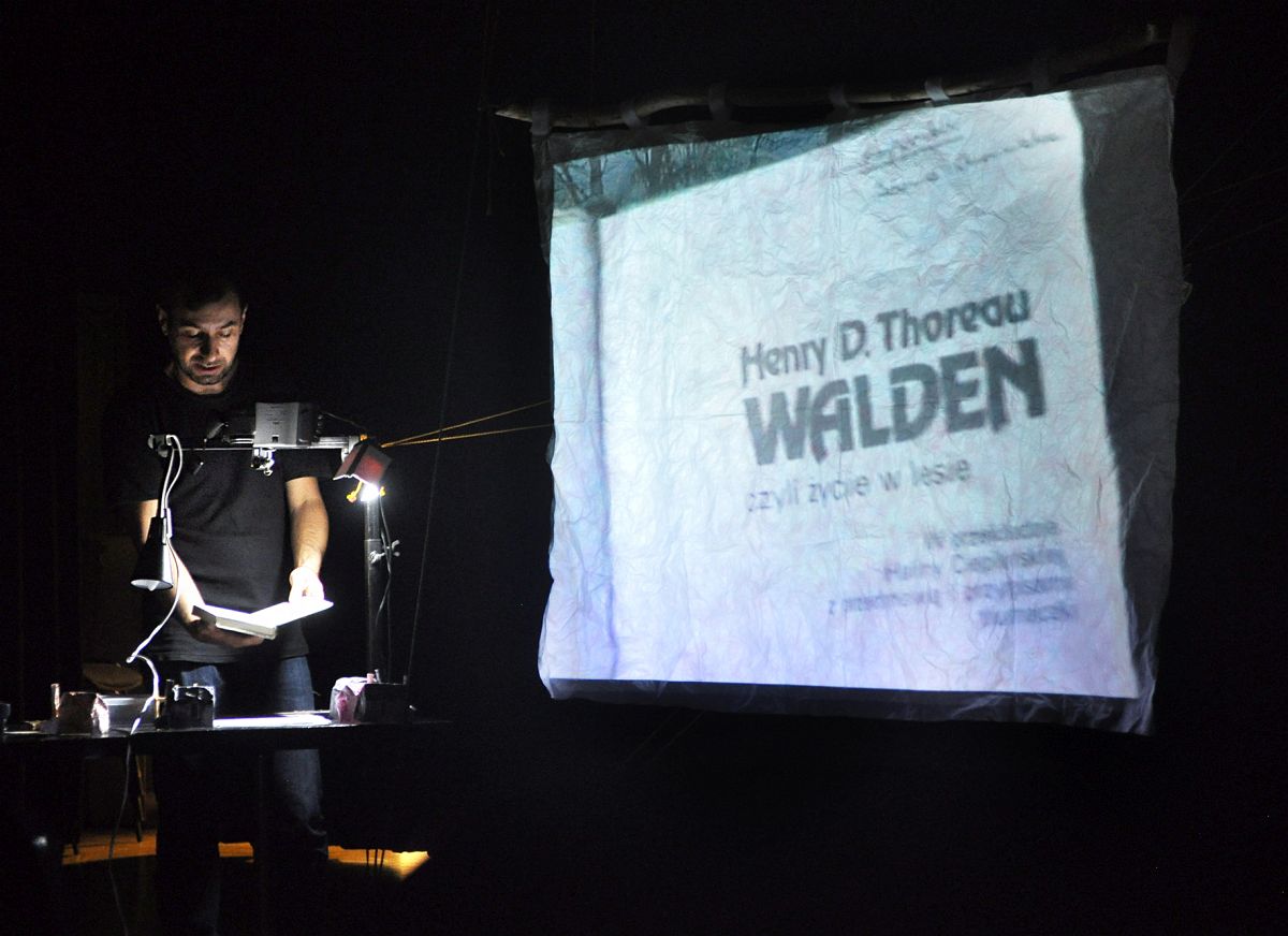 Oswajanie Thoreau. Młodzież I LO obejrzała spektakl Walden